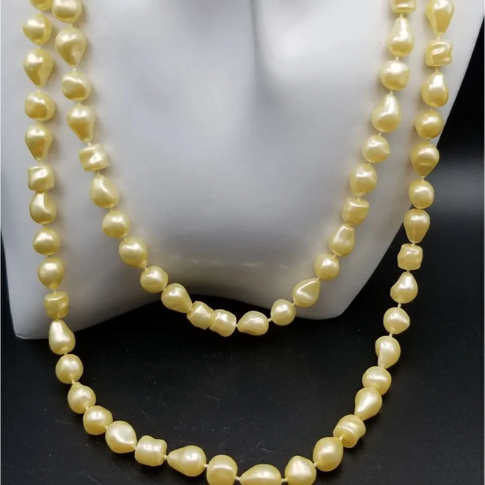 The brides confession Saltwater costume pearl evening wear necklace. N209